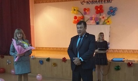 Депутаты шествуют над школами